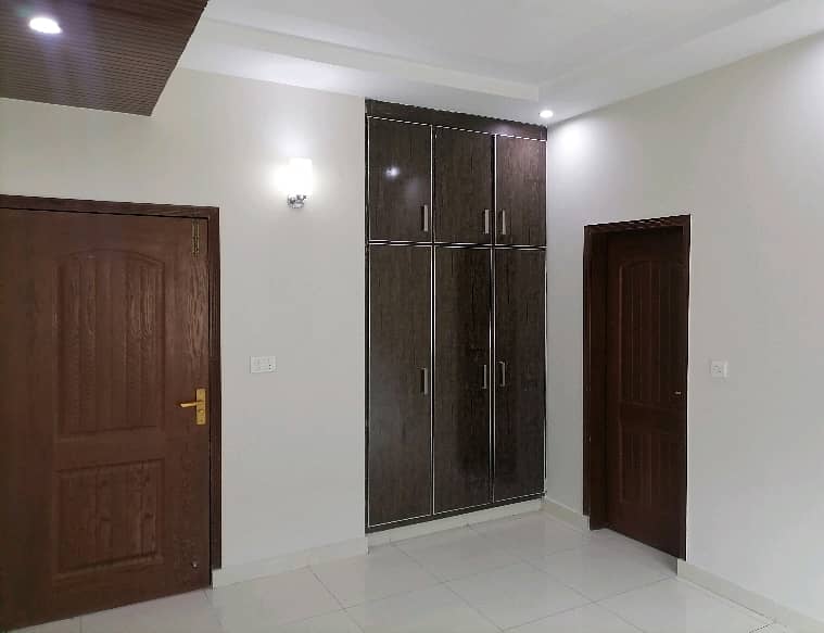 Brand New ready To Rent A Flat 10 Marla In Askari 11 - Sector D Lahore. 7