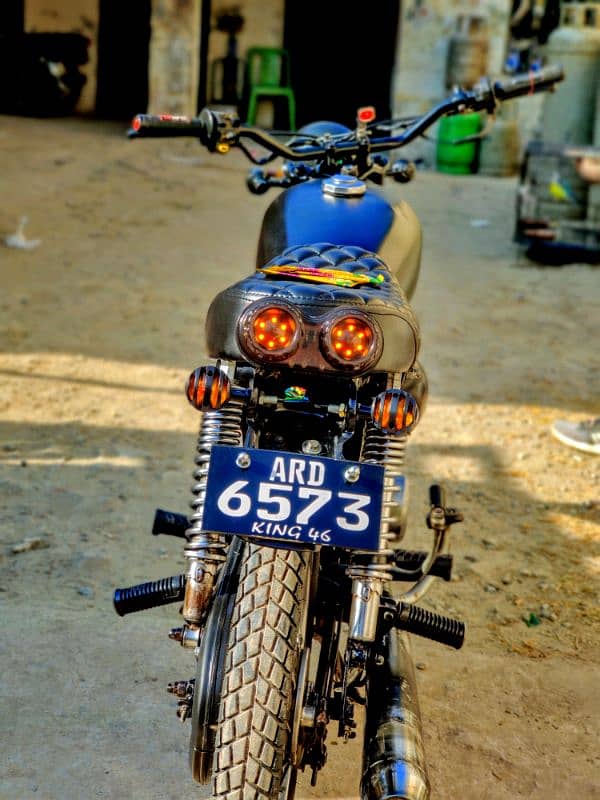 Assalamualaikum    CAFE RACER bike hai har cheez clear hai 0