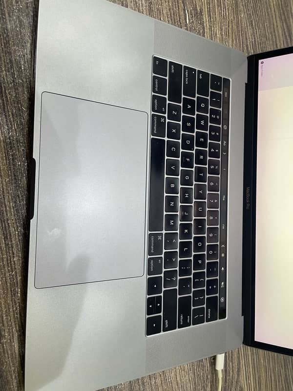 Macbook Pro 2016 Touchbar Pro 15 inches 2