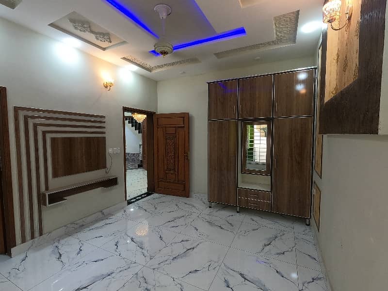 Corner 6.5 Marla House For Sale In Beautiful Allama Iqbal Town - Pak Block 14