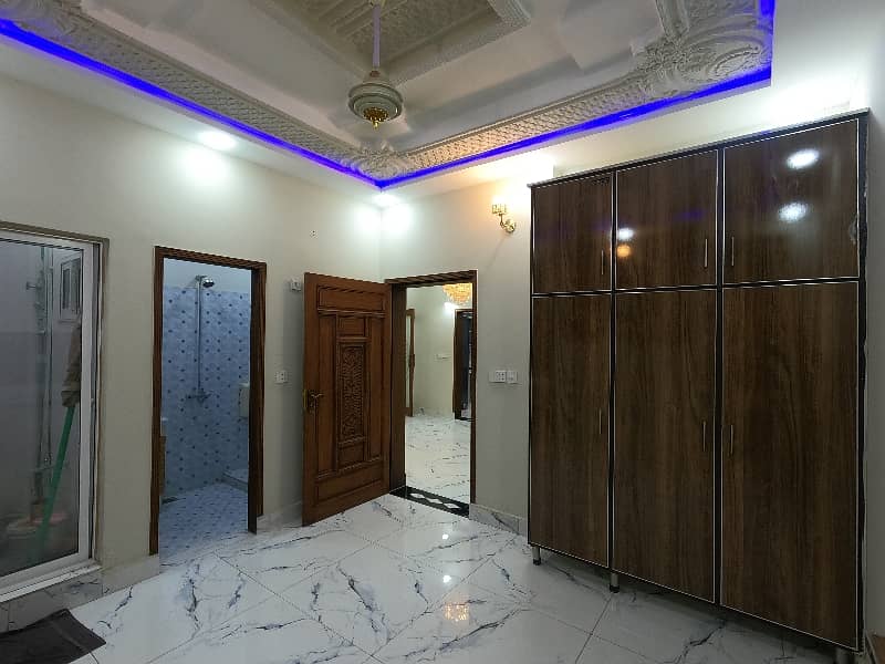 Corner 6.5 Marla House For Sale In Beautiful Allama Iqbal Town - Pak Block 17