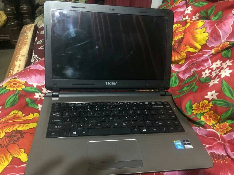 i3 4th jeneration laptop 4gb rame 500 gb hard disc 5