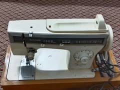 Singer Sewing Machine very good condition.