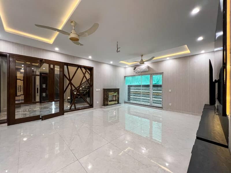 01 Kanal Slightly Used Well Maintained Like Brand New Most Elegant Bungalow For Sale In DHA Phase-5 Near To Park 4