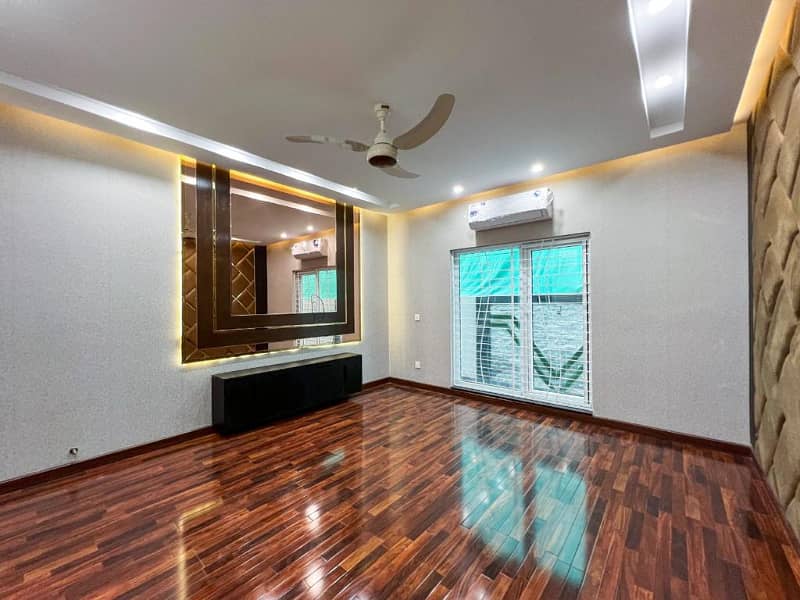 01 Kanal Slightly Used Well Maintained Like Brand New Most Elegant Bungalow For Sale In DHA Phase-5 Near To Park 15