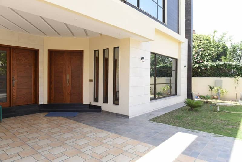 01 Kanal Slightly Used Well Maintained Like Brand New Most Elegant Bungalow For Sale In DHA Phase-3 Near To Park 1