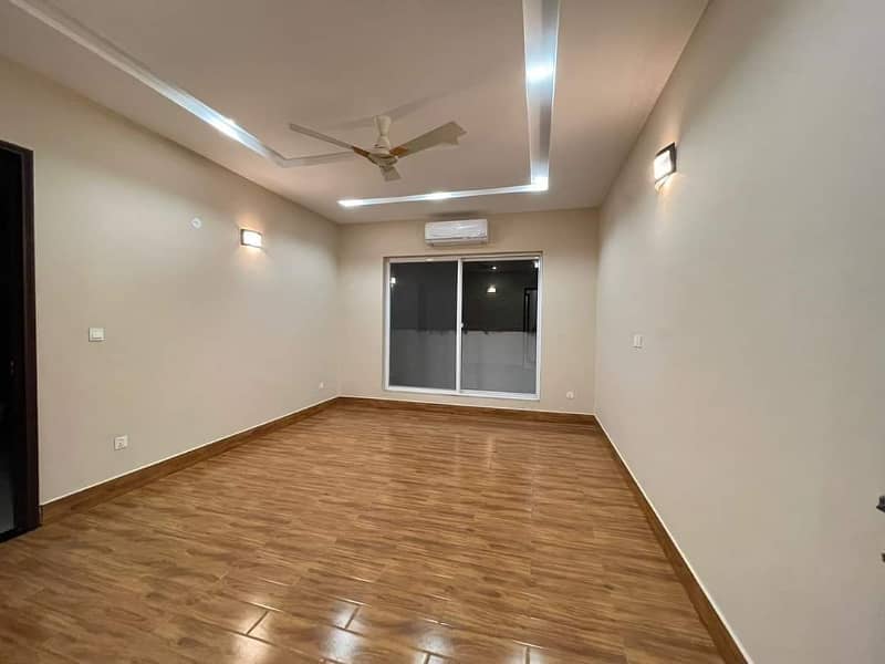 01 Kanal Slightly Used Well Maintained Like Brand New Most Elegant Bungalow For Sale In DHA Phase-1 Near To Park 10