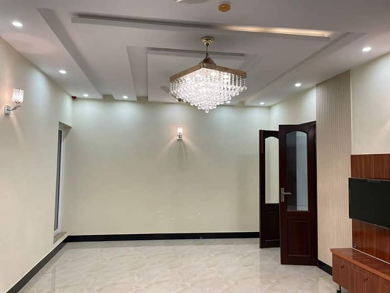 01 Kanal Slightly Used Well Maintained Like Brand New Most Elegant Bungalow For Sale In DHA Phase-1 Near To Park 20