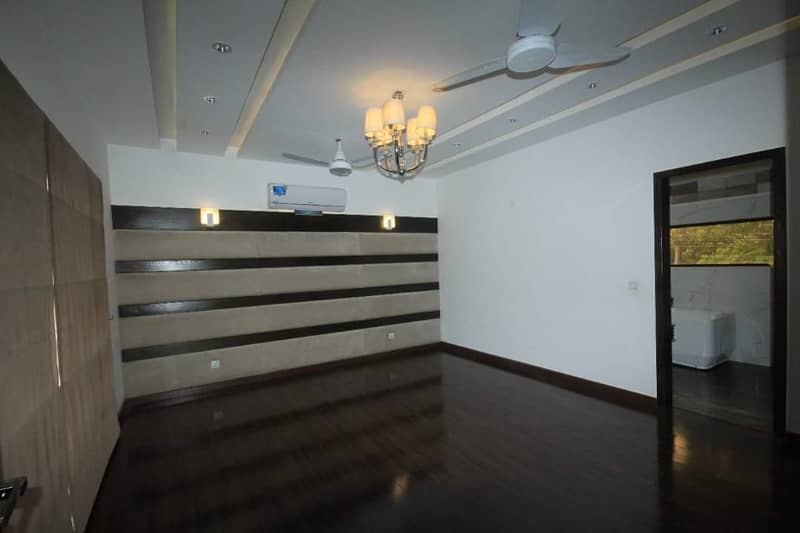 01 Kanal Slightly Used Well Maintained Like Brand New Most Elegant Bungalow For Sale In DHA Phase-3 Near To Park 12