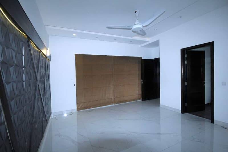 01 Kanal Slightly Used Well Maintained Like Brand New Most Elegant Bungalow For Sale In DHA Phase-3 Near To Park 24