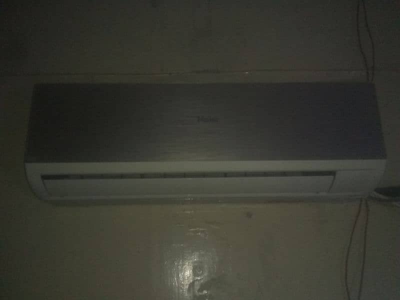 1 ton hair ac condition 10 by 10 front ki plastic tak nhi otri he 0