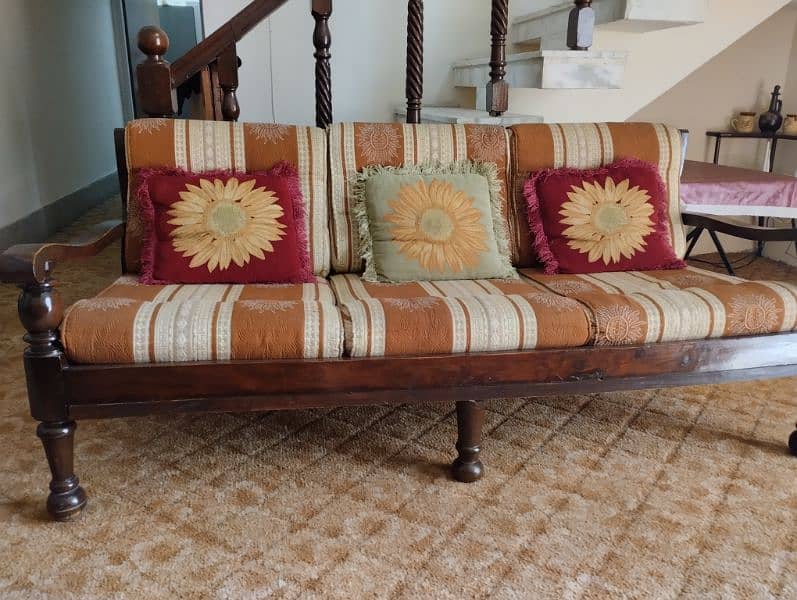 5 seater sofa set for sale, original Diyar wood, and excellent foam 0