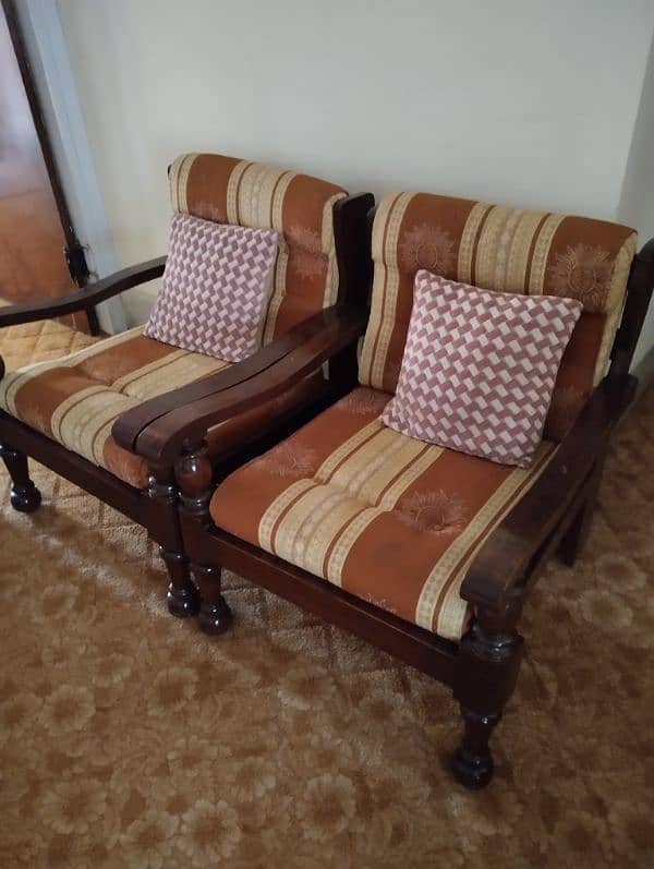 5 seater sofa set for sale, original Diyar wood, and excellent foam 1