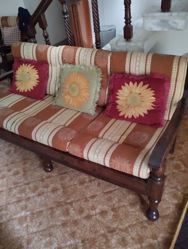 5 seater sofa set for sale, original Diyar wood, and excellent foam 2