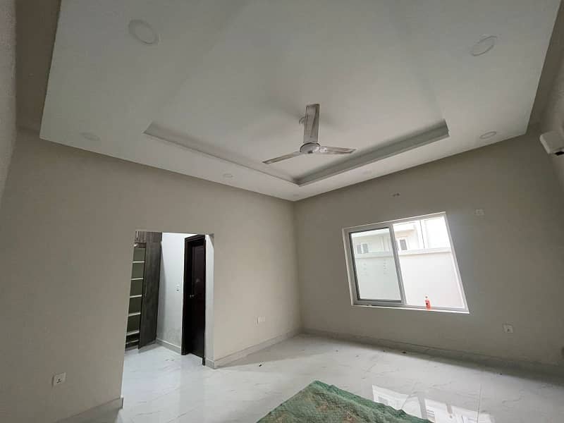 1 kanal House For Rent in Gulberg 5 bedroom near to Kalma chowk 8