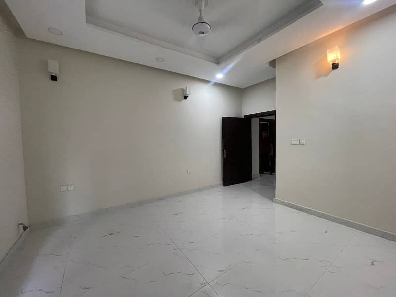 1 kanal House For Rent in Gulberg 5 bedroom near to Kalma chowk 9