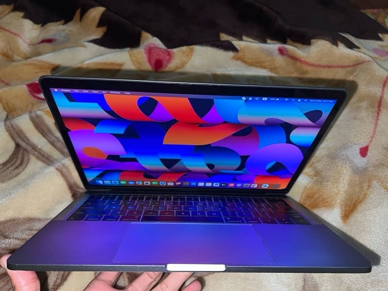 Macbook pro 2017 13,inch 2