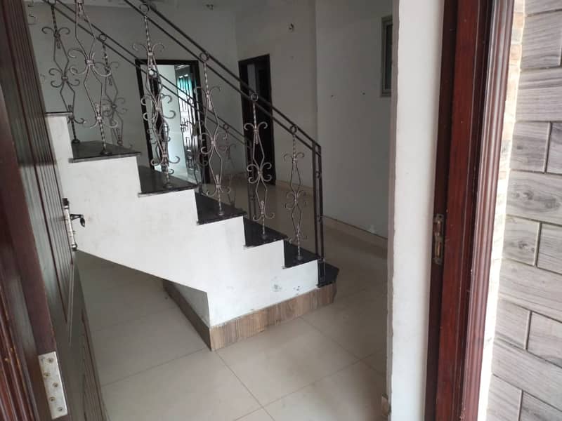 10 marla outstanding independent full house 3 bedroom in model town Q block for rent 11