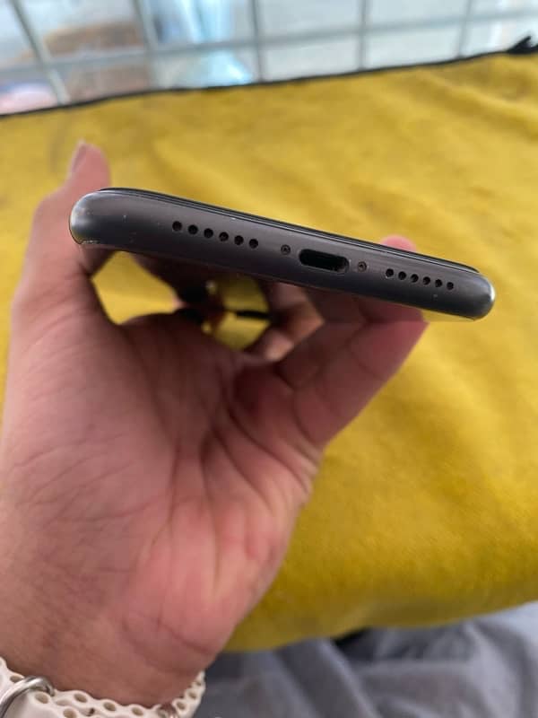 iphone 11 64gbnon pta URGENT SELL 4