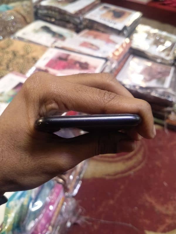 I phon 7 PTA aproved official 128 gb Black colour Bettery change just 6