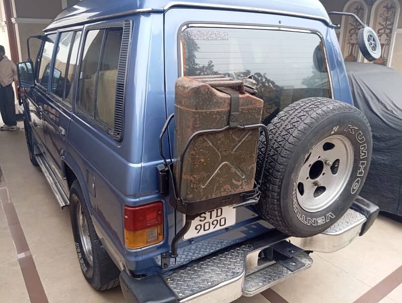 Mitsubishi Pajero 1990 4