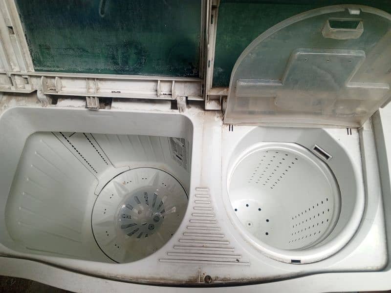 Kenwood washing and dryer machine. . 1