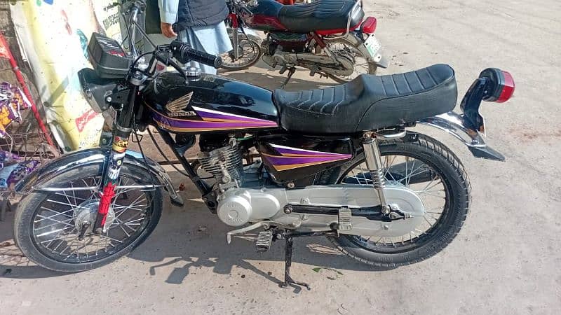 all ok Honda 125 2007 model ha full radi my Whatsapp number 3164431032 0