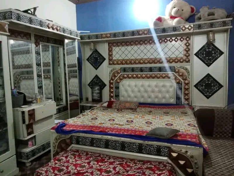 good condition bed set 0