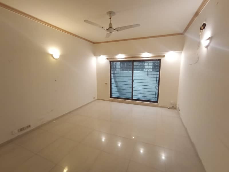 Kanal Full House 5 Bedroom For RENT Phase 4 DHA 10