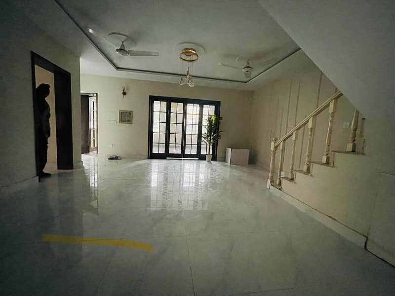 10 Marla House For Sale In DHA Phase 3 Block Z 4