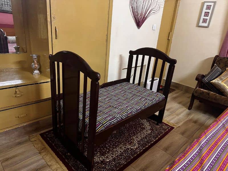 Zubaida's baby cot used only 1 year 0