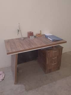 office Table with 2 client chairs