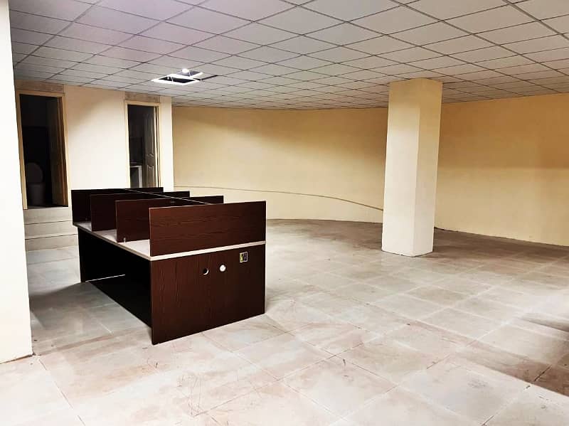 1300 Sqft Semi Furnished Ground Floor Office On Main Boulevard Gulberg Lahore For Rent 4