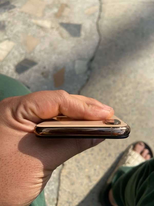 iPhone XS 3