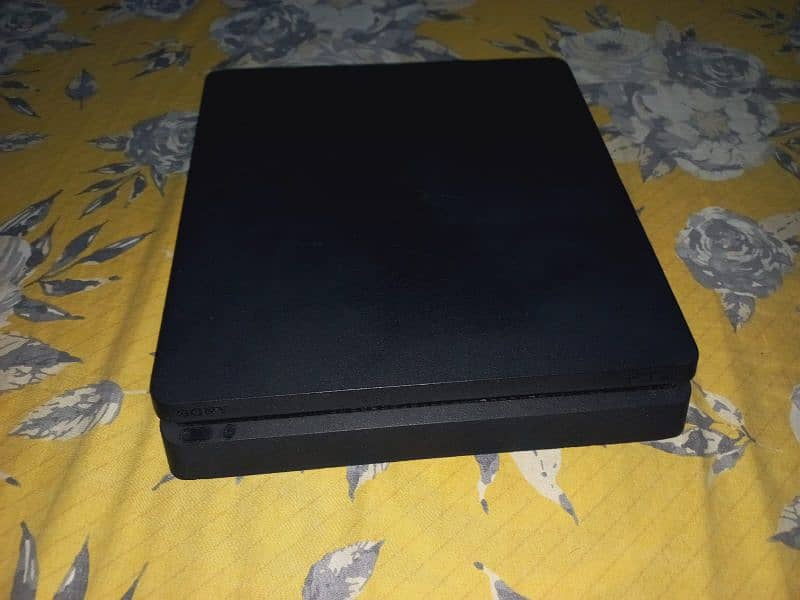 PlayStation4 slim 1