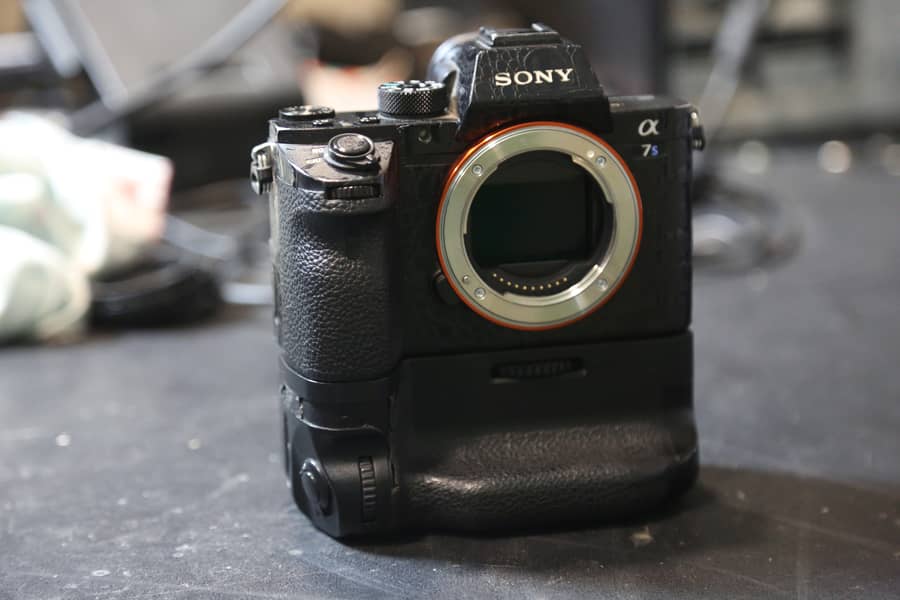 Sony A7sii Body +2Battries + Srip + Original Charger + Grip 1