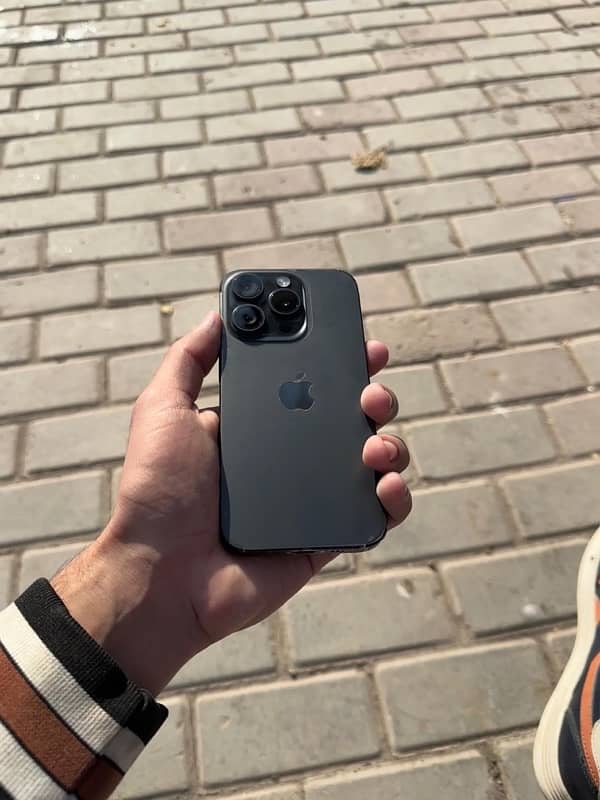 iphone 15 pro black titanium 0