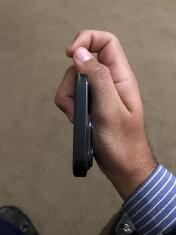 iphone 15 pro black titanium 4