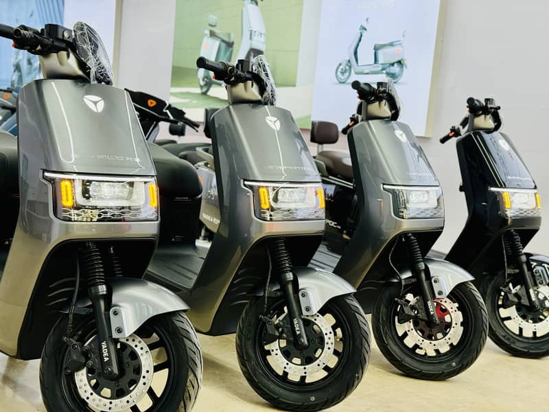 Yadea Electric Scooter Scooty Bike / Metro Aima Evee Revoo 3