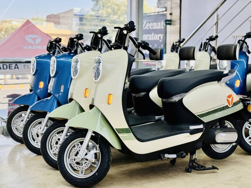 Yadea Electric Scooter Scooty Bike / Metro Aima Evee Revoo 5