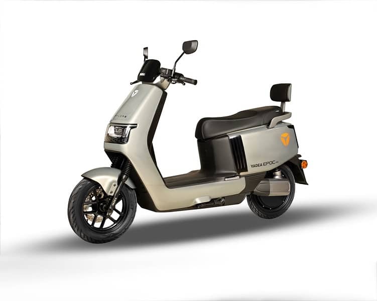 Yadea Electric Scooter Scooty Bike / Metro Aima Evee Revoo 8