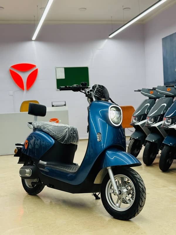 Yadea Electric Scooter Scooty Bike / Metro Aima Evee Revoo 11