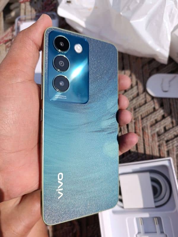 vivo y100 256gb. not a single day use. bilkol daba pack phone ha 0