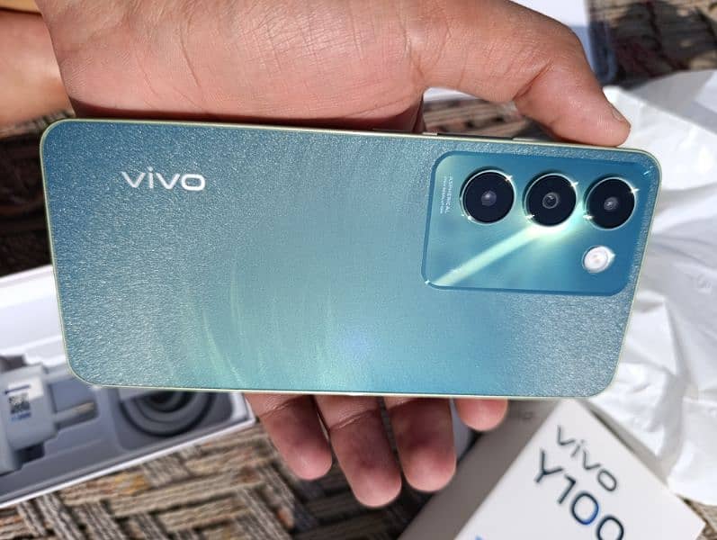 vivo y100 256gb. not a single day use. bilkol daba pack phone ha 8