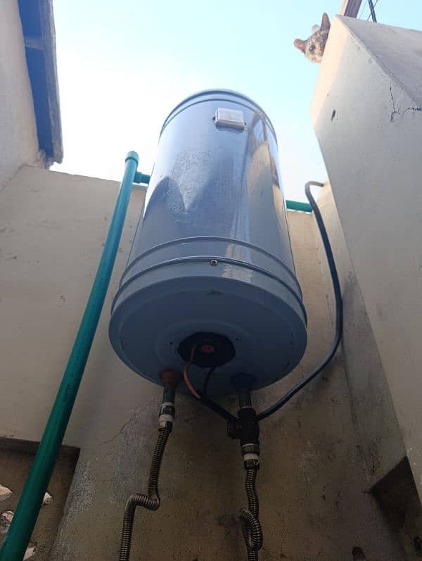 2000 watt electric gyser for sale condition 10/8 1