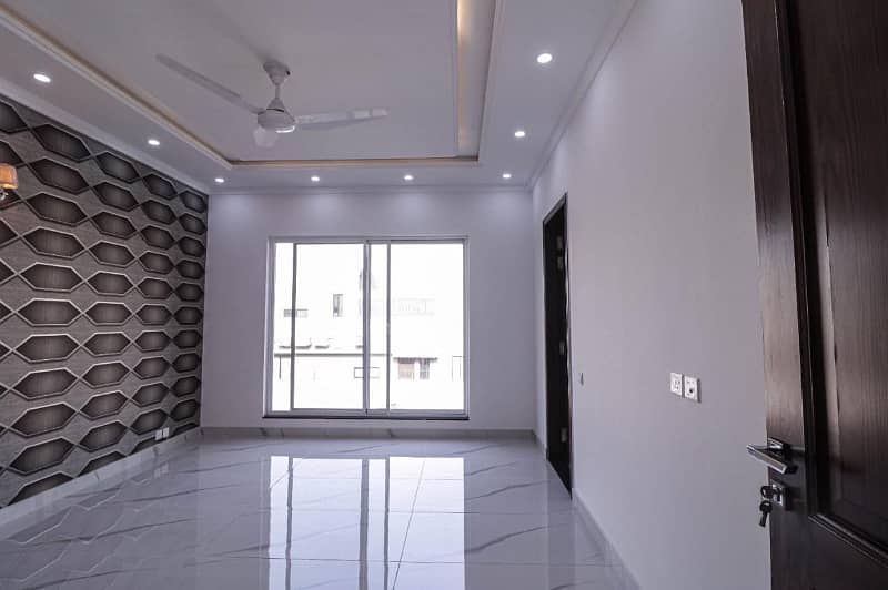 1 Kanal Out Class Luxury Upper Portion For Rent In DHA Phase 5, Block L, Lahore 1