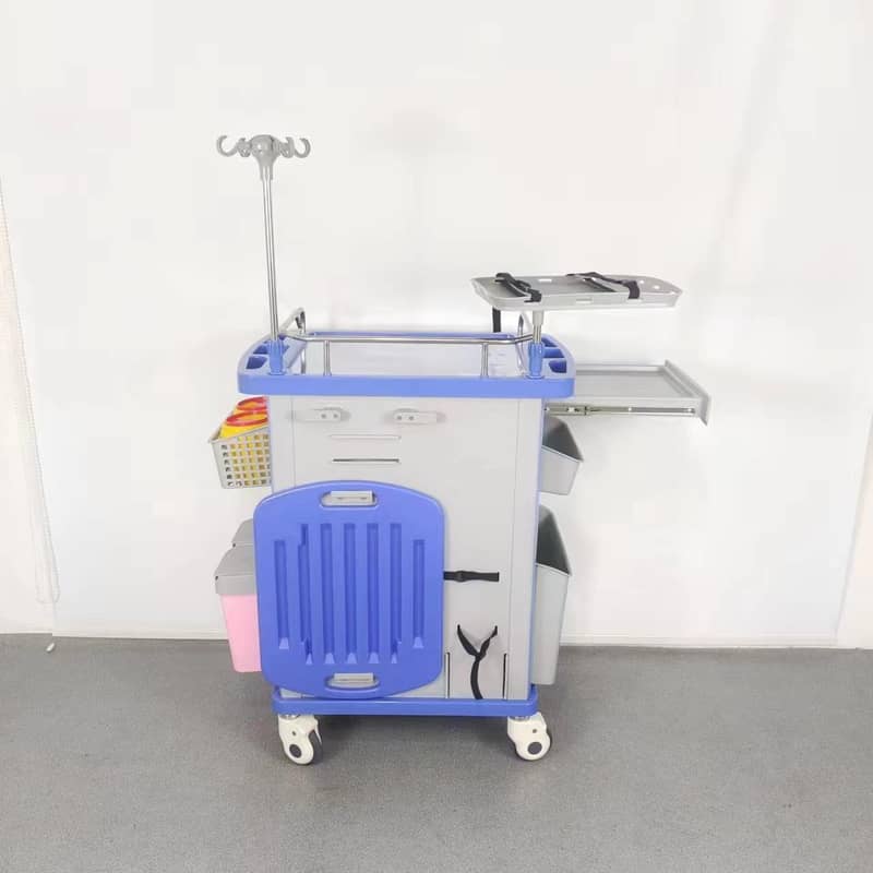 Emergency trolley (Crash cart) . 1