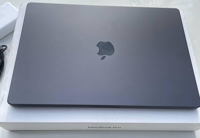 Macbook pro 16 inch M3 pro 2