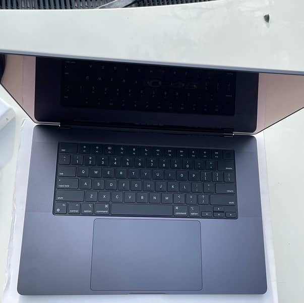 Macbook pro 16 inch M3 pro 3