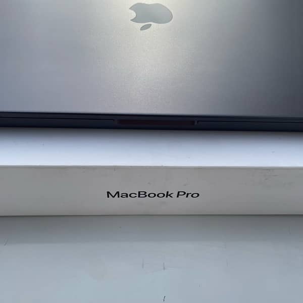 Macbook pro 16 inch M3 pro 4